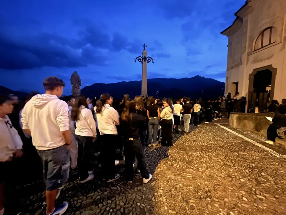 In fila per portare il proprio pensiero a Matilde Valeri, nella chiesa di San Luigi, sul sagrato della basilica a Clusone