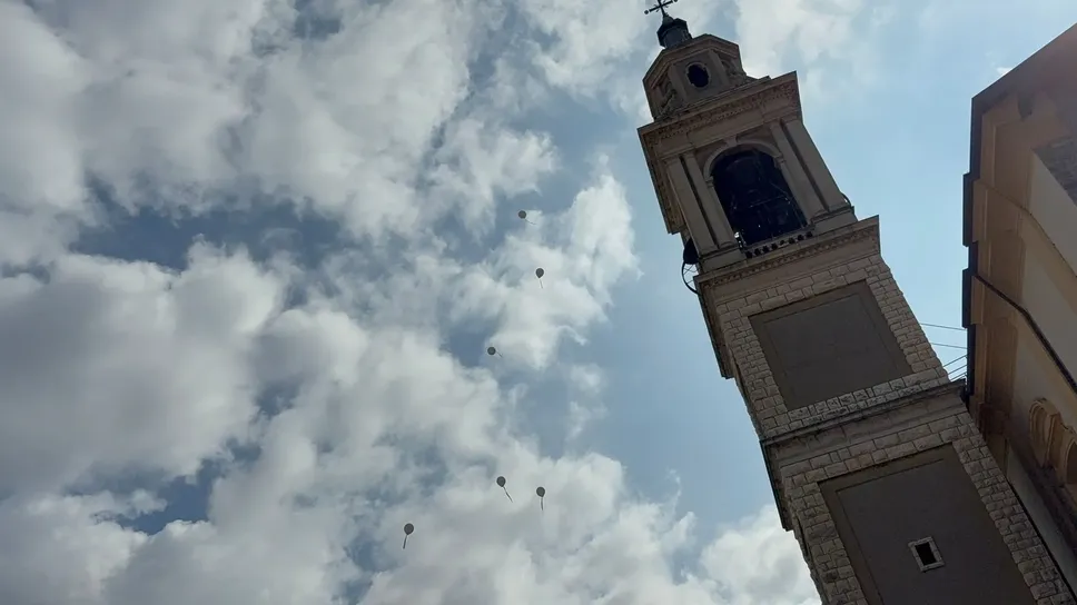 Al termine delle esequie sono stati lanciati in cielo dei palloncini bianchi