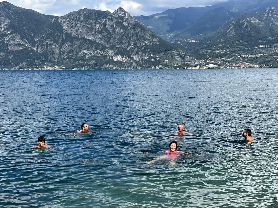 Numerosi i bagnanti che scelgono il Sebino per un tuffo