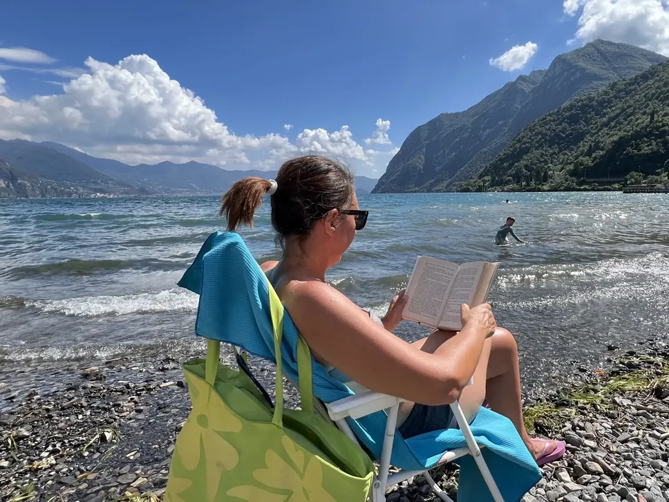 Letture in riva al lago