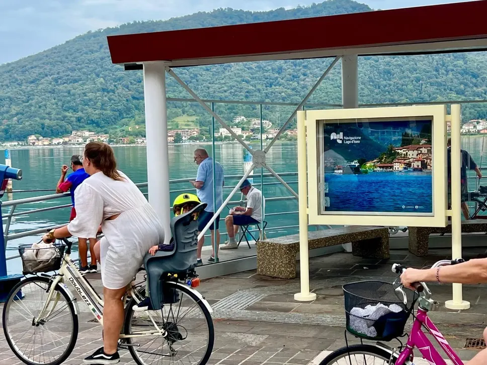 Sul lungolago di Sarnico, anche in bici