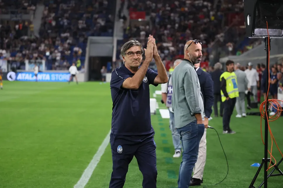 Juric saluta i tifosi Juric saluta i tifosi