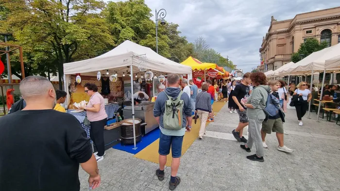 Festa di Sant’Alessandro, la pioggia non ferma il successo per gli stand sul Sentierone