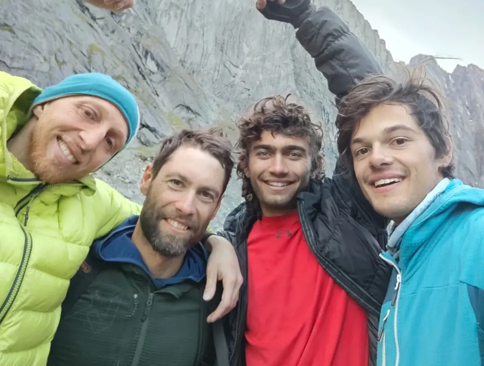 Da sinistra: Giacomo Meliffi, David Bacci, Enrico Bittelli e Dario Eynard indicano la via aperta sulla Middle Huey’s Spire