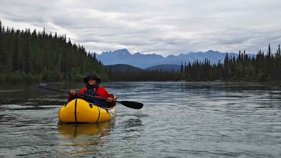 Dario Eynard in packraft durante la navigazione del fiume Nahanni in Canada Dario Eynard in packraft durante la navigazione del fiume Nahanni in Canada