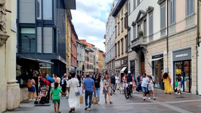 nella bergamasca i saldi tengono anche grazie ai turisti bilancio positivo ma il settore soffre