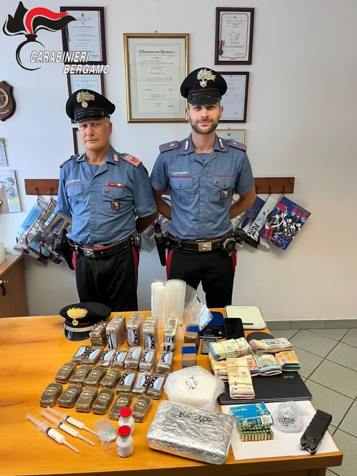 I carabinieri con quanto rinvenuto e sequestrato