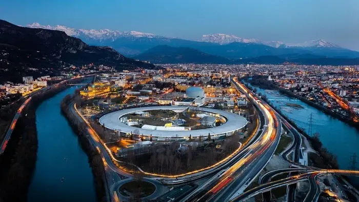 https://storage.ecodibergamo.it/media/photologue/2025/8/25/photos/cache/il-supermicroscopio-piu-potente-del-mondo-compie-5-anni_b214561a-817d-11f0-b555-67ba7106c4a5_v3_large_16_9.webp