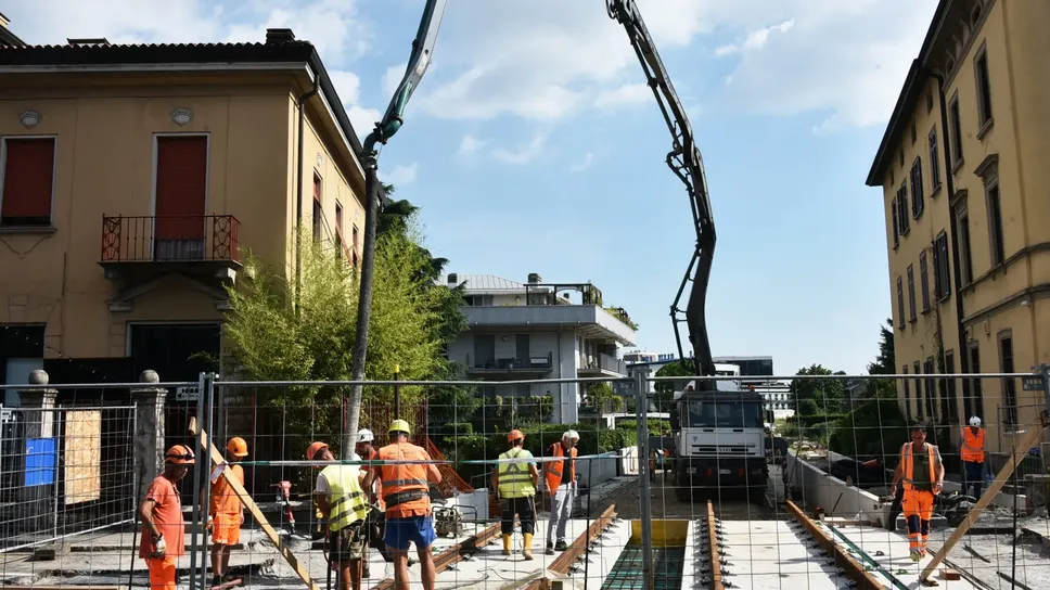 Il cantiere ella T2 in via Corridoni per la posa dei primi binari in città