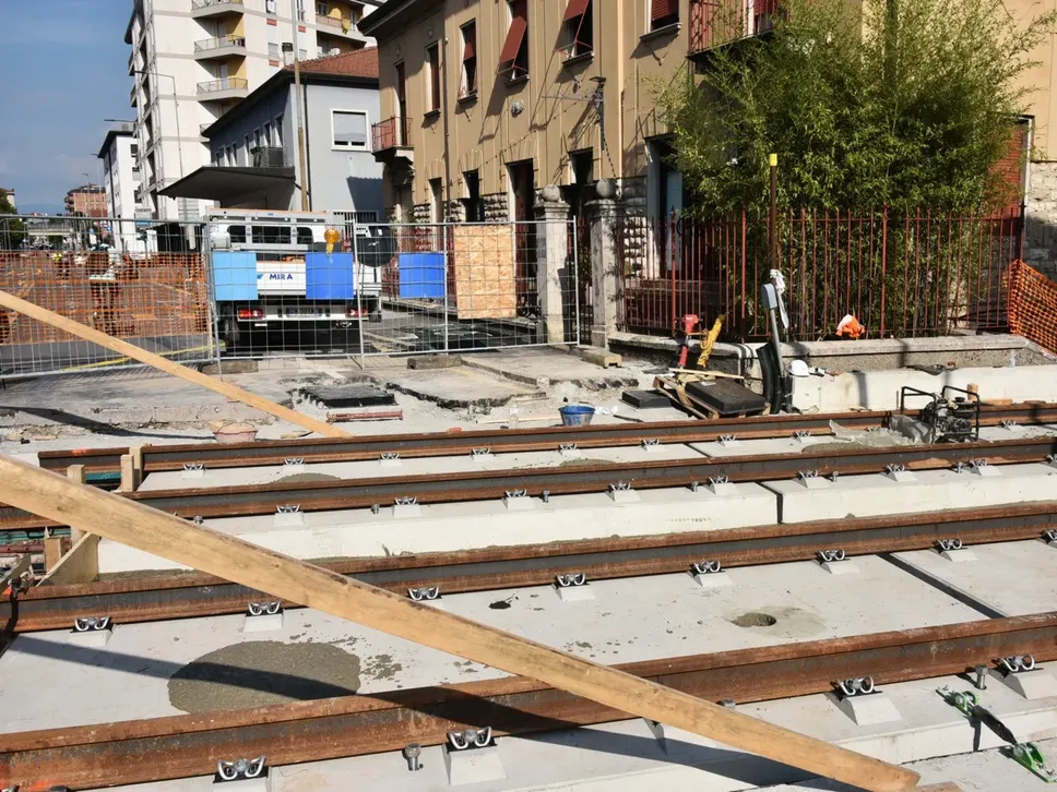 lavori per il posizionamento dei binari