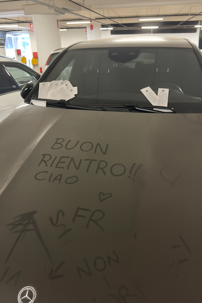 L’auto è stata riempita di scritte e insulti, qui cancellati per motivi di decoro