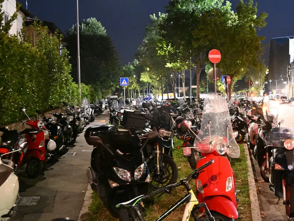 Sosta selvaggia dei motorini vicino allo stadio