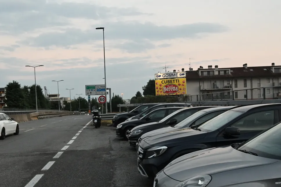 Auto sul cavalcavia di via Corridoni lungo la circonvallazione