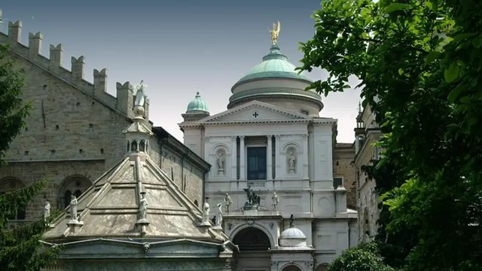 La Cattedrale di Bergamo e il Battistero in questo scatto in cui si nota sulla cupola Sant’Alessandro