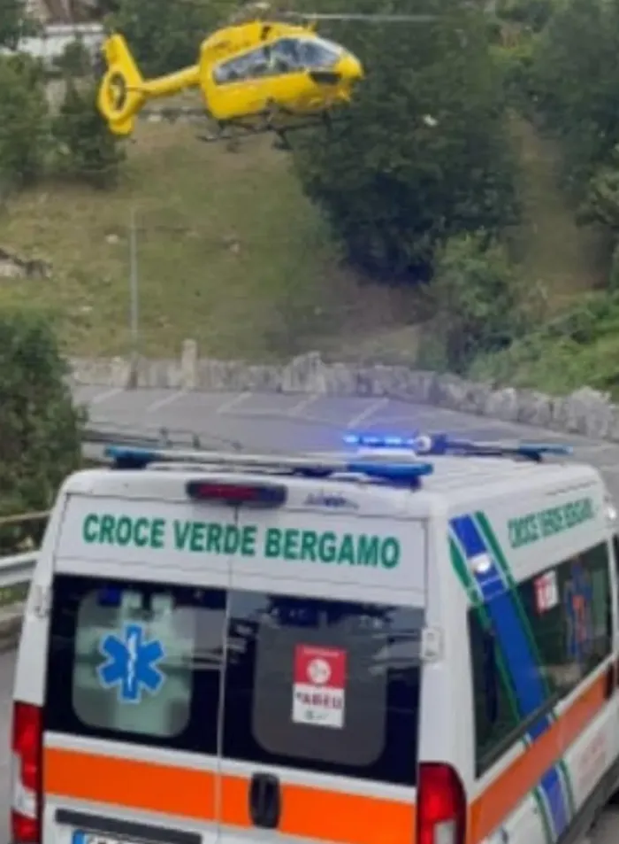 I soccorsi in azione a Grone in via Provinciale
