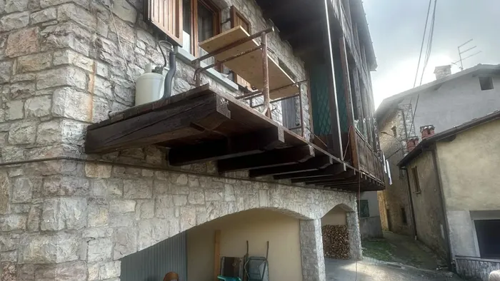 grone precipita dal balcone al primo piano grave un 51enne