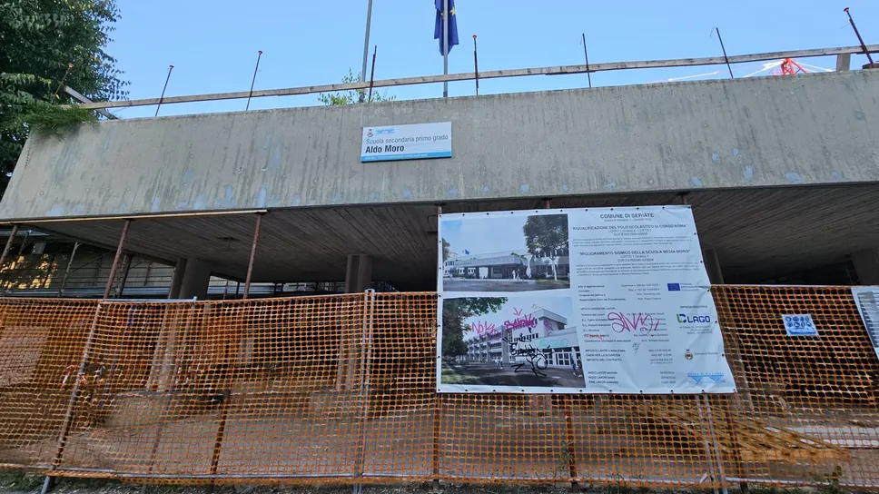 Il cantiere della scuola Aldo Moro Il cantiere della scuola Aldo Moro