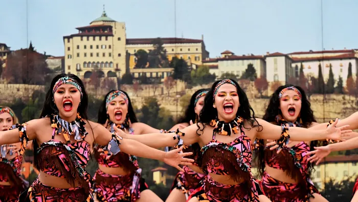 Una festa di musica e balli in centro a Bergamo: successo per il Festival del folclore Foto e video Una festa di musica e balli in centro a Bergamo: successo per il Festival del folclore Foto e video