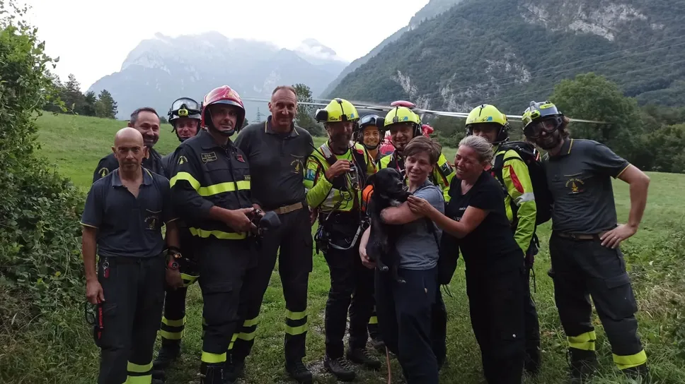Boss tra le braccia dei soccorritori che l’hanno recuperato Boss tra le braccia dei soccorritori che l’hanno recuperato