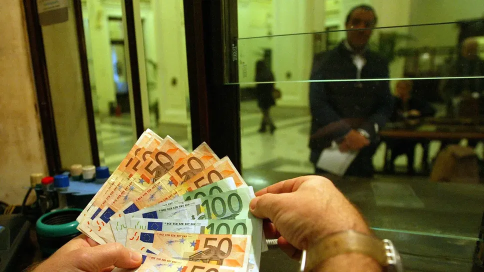 A uno sportello bancario, una foto di repertorio A uno sportello bancario, una foto di repertorio