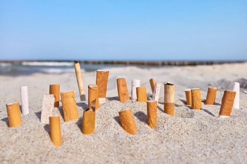 Mozziconi abbandonati in spiaggia che impiegano dai 10 ai 12 anni per decomporsi