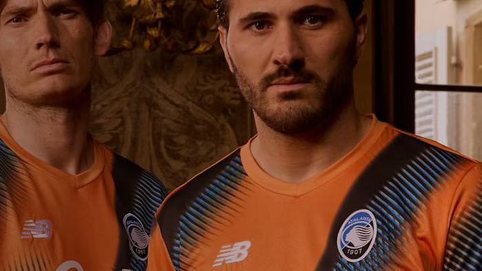 https://storage.ecodibergamo.it/media/photologue/2025/8/27/photos/cache/tradizione-e-modernita-atalanta-ecco-la-terza-maglia-firmata-new-balance_32d87a24-831d-11f0-b40e-3446cd30f115_1920_1080_v3_large_16_9.png