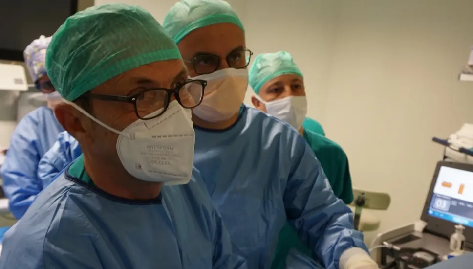 Da sinistra: Da Pozzo e Saccà durante un intervento con la tecnica del vapore acqueo per I’ipertrofia prostatica benigna Da sinistra: Da Pozzo e Saccà durante un intervento con la tecnica del vapore acqueo per I’ipertrofia prostatica benigna