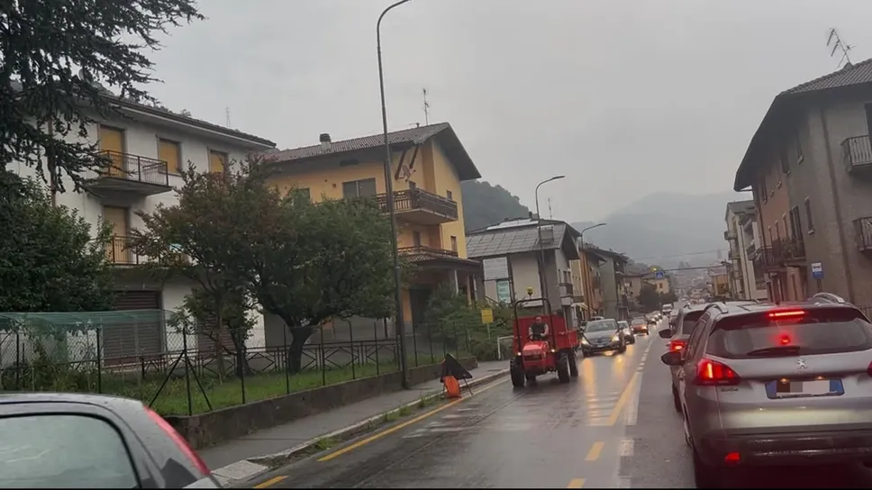 Lunghe code in centro a Zogno