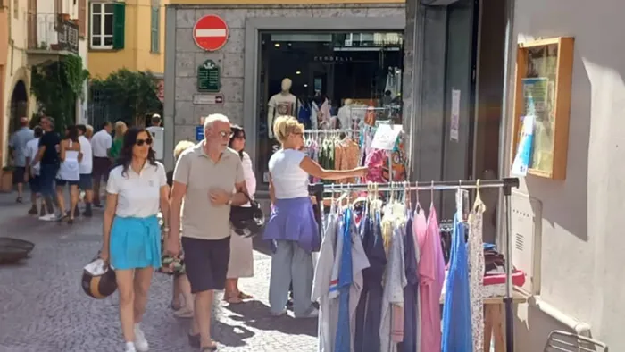 https://storage.ecodibergamo.it/media/photologue/2025/8/28/photos/cache/affari-e-convivialita-a-sarnico-weekend-con-lo-sbarazzo-video_34c560b4-8407-11f0-b40e-3446cd30f115_1920_1080_v3_large_16_9.webp