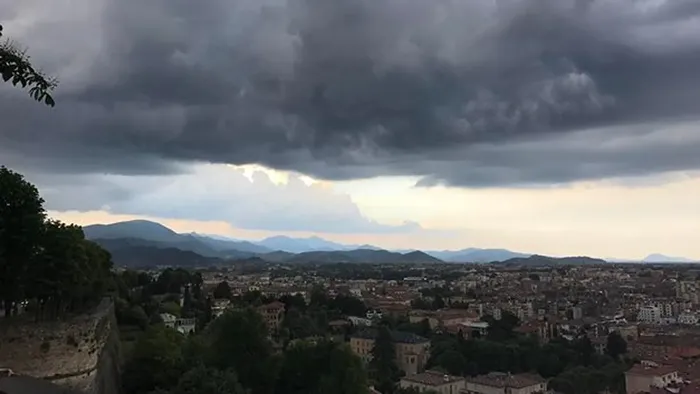 https://storage.ecodibergamo.it/media/photologue/2025/8/28/photos/cache/bergamo-oggi-forte-ondata-di-maltempo-fate-attenzione_7bbaaca8-8381-11f0-b40e-3446cd30f115_1920_1080_v3_large_16_9.webp