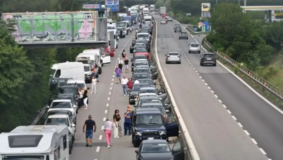 Le code sulla strada provinciale 510 all’altezza di Rodengo Saiano per una carambola di auto avvenuta il 27 agosto: grave una bimba di 5 anni
