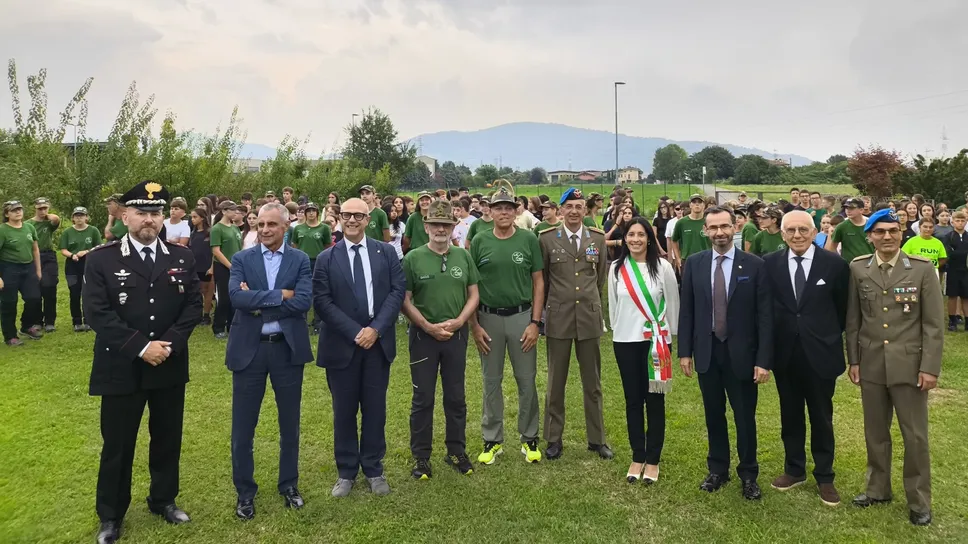 Foto di gruppo con le autorità civili e militari che ieri hanno fatto visita al campo scuola degli Alpini di Costa Mezzate Foto di gruppo con le autorità civili e militari che ieri hanno fatto visita al campo scuola degli Alpini di Costa Mezzate