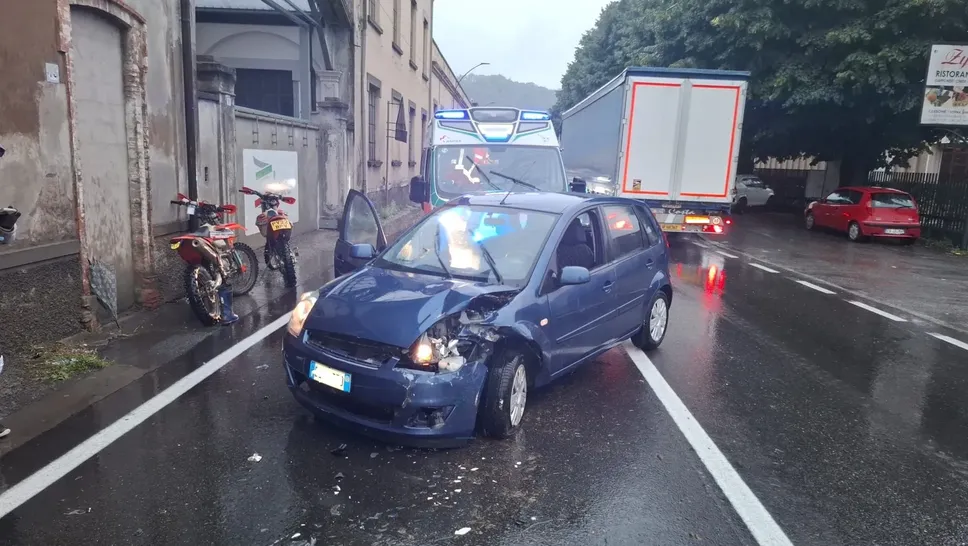 Un 53enne, motociclista alla Sei giorni di enduro, è rimasto ferito a Casnigo: lo scontro con un’anziana alla guida di una Ford Fiesta Un 53enne, motociclista alla Sei giorni di enduro, è rimasto ferito a Casnigo: lo scontro con un’anziana alla guida di una Ford Fiesta