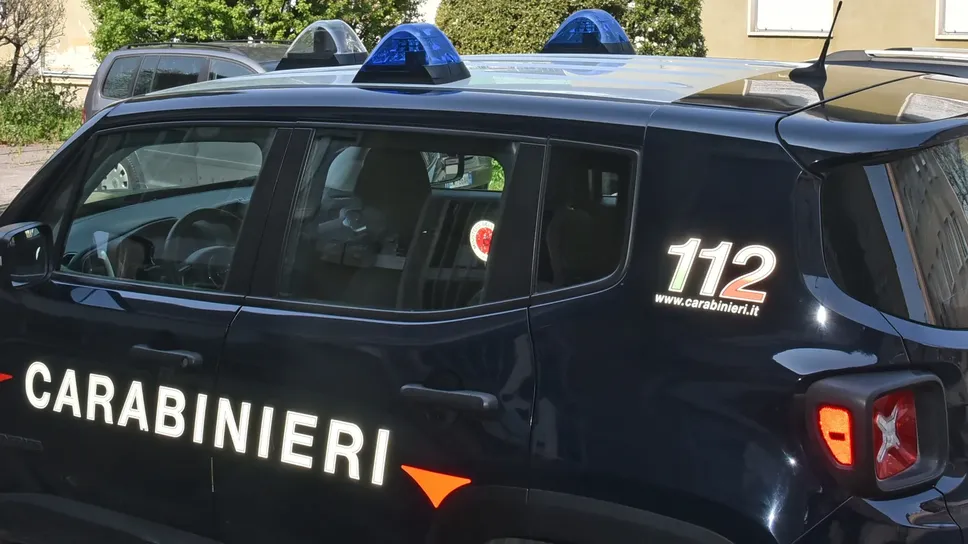 Un mezzo dei carabinieri in una foto di repertorio Un mezzo dei carabinieri in una foto di repertorio