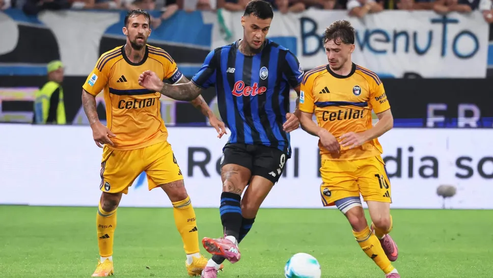 Gianluca Scamacca nell’azione del gol dell’1-1 firmato contro il Pisa nella prima giornata. Il centravanti dell’Atalanta torna a Parma dove si è infortunato l’anno scorso nel pre-campionato e guiderà l’attacco di Juric a caccia del primo successo in campionato. Scamacca è tra i 28 convocati in azzurro del ct Gattuso Gianluca Scamacca nell’azione del gol dell’1-1 firmato contro il Pisa nella prima giornata. Il centravanti dell’Atalanta torna a Parma dove si è infortunato l’anno scorso nel pre-campionato e guiderà l’attacco di Juric a caccia del primo successo in campionato. Scamacca è tra i 28 convocati in azzurro del ct Gattuso