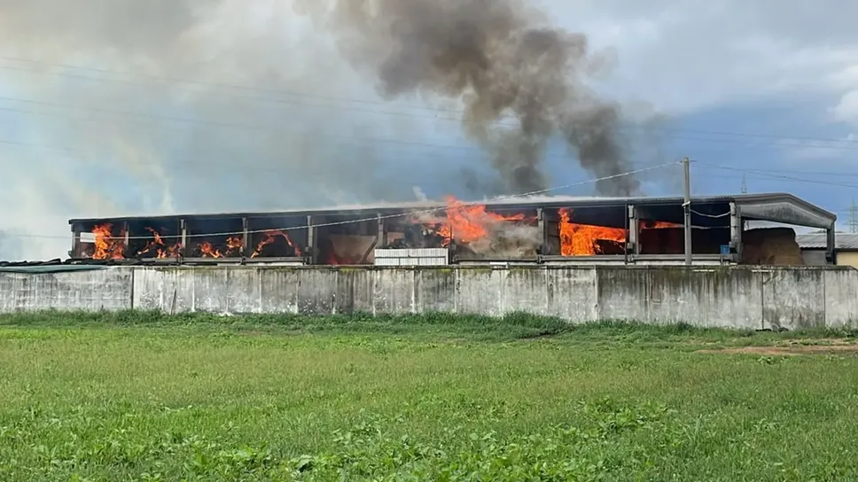 L’incendio a un fienile a Gorlago, in via Virgilio L’incendio a un fienile a Gorlago, in via Virgilio