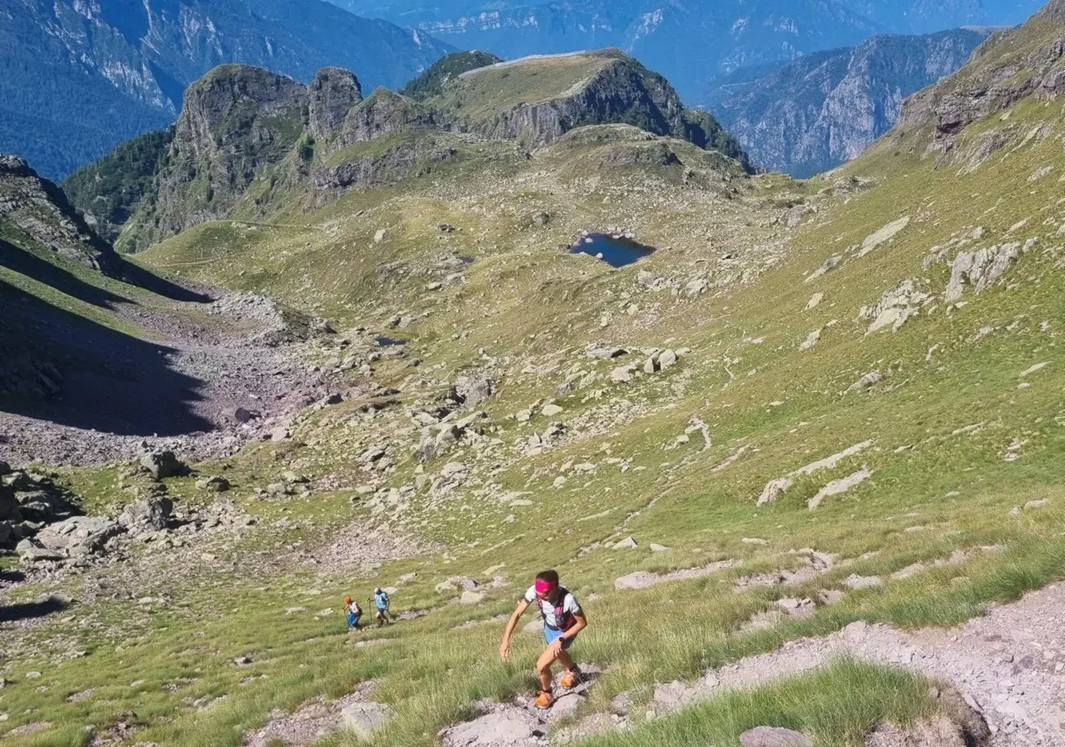 Verso la cima del Pietra Quadra (in basso il laghetto)