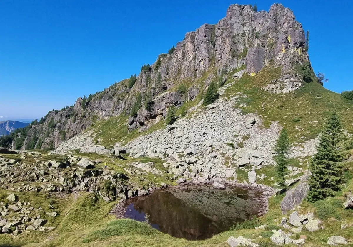 Il laghetto presso il bivacco sormontato dalla cima Mencucca