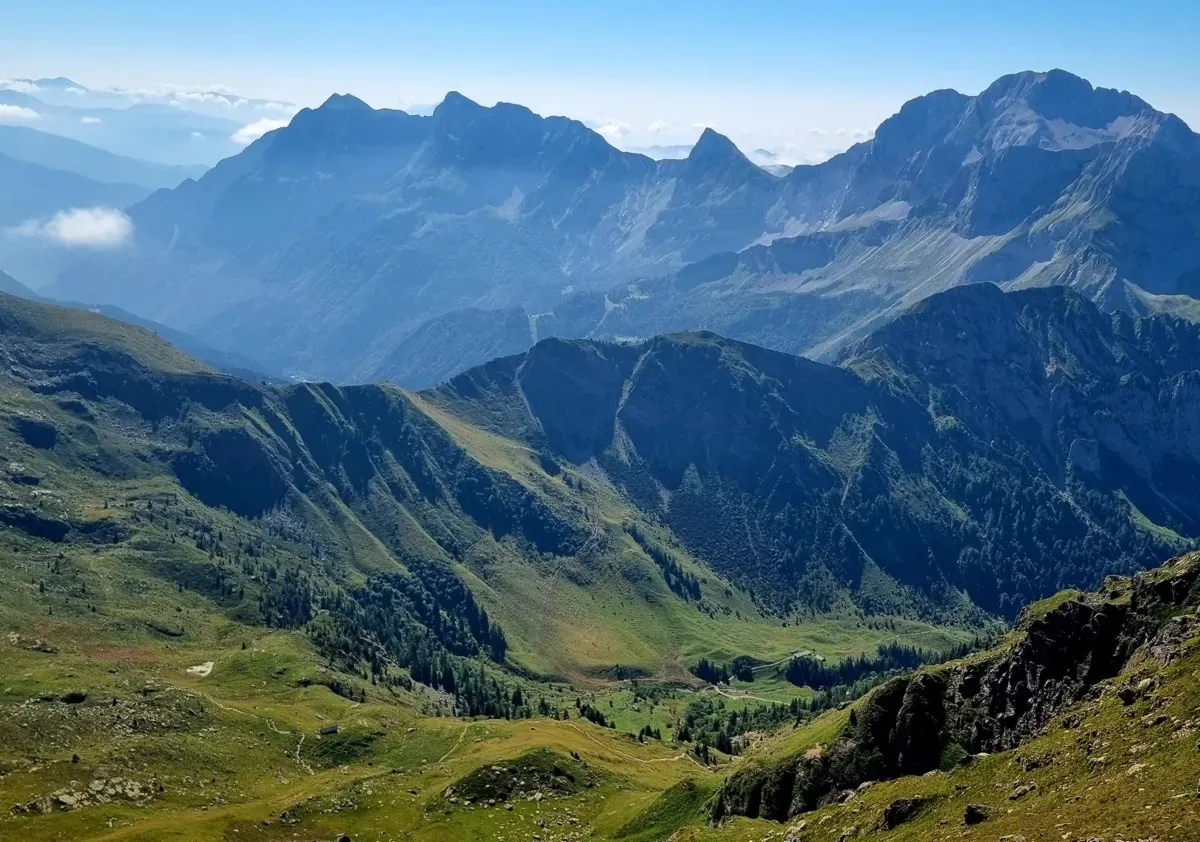 Prospettiva sulla conca di Mezzeno dal sentiero 217