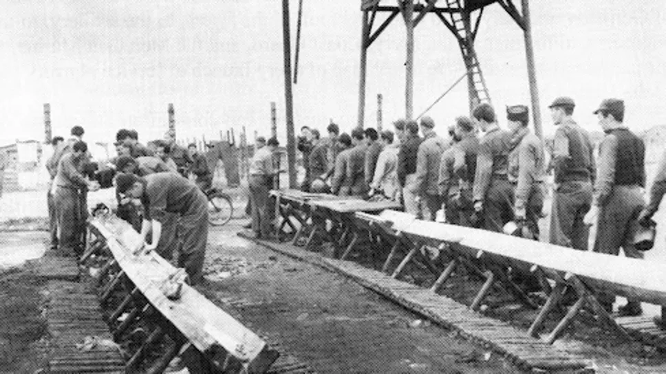Militari inglesi e americani internati dai nazisti, in una foto d’epoca Militari inglesi e americani internati dai nazisti, in una foto d’epoca