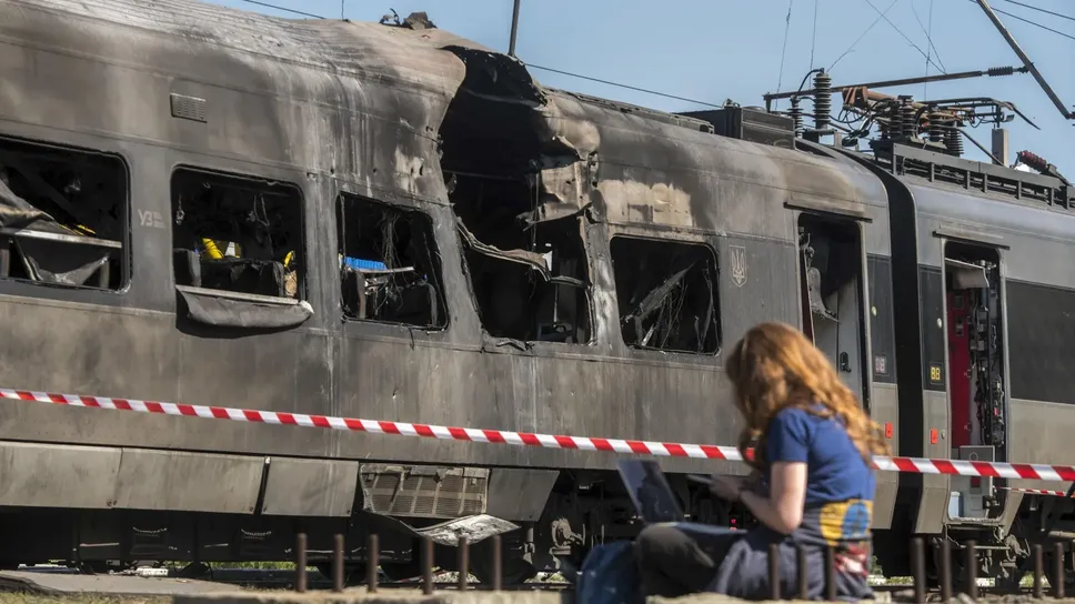 Una donna accanto al treno passeggeri Intercity a Kiev bombardato dai russi ieri mattina Una donna accanto al treno passeggeri Intercity a Kiev bombardato dai russi ieri mattina