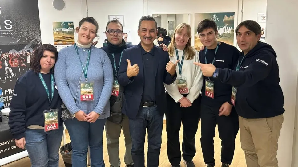 Alice Colombo con i ragazzi di radio Aidel 22 e il conduttore Nicola Savino in alto Alice Colombo con i ragazzi di radio Aidel 22 e il conduttore Nicola Savino in alto