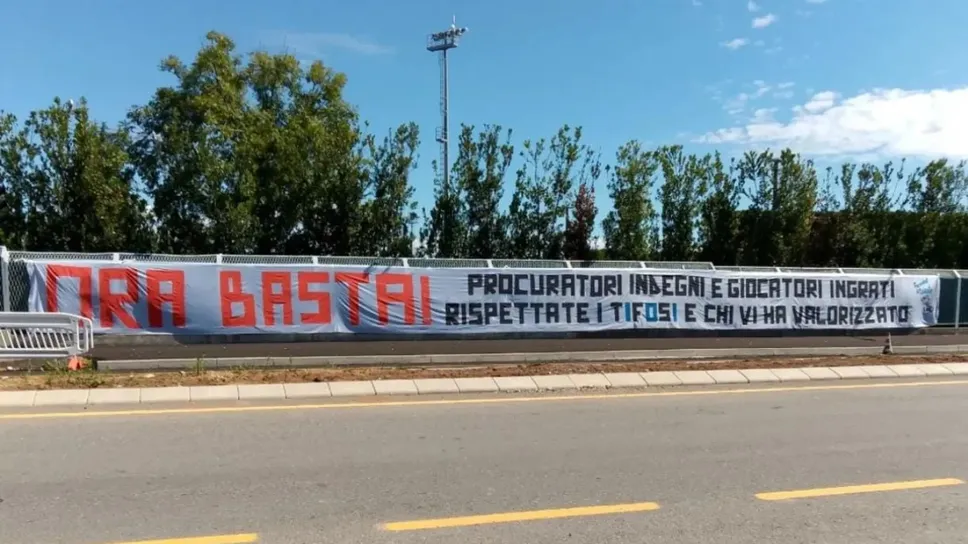 Lo striscione appeso sulla recinzione del centro sportivo di Zingonia
