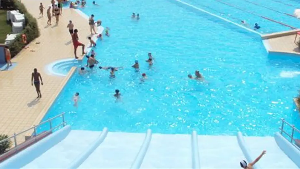 Lo scivolo di una piscina. A Stezzano domenica 3 agosto un 42enne è caduto battendo la testa. Il bagnino lo ha recuperato e gli ha praticato il massaggio cardiaco. Poi il trasporto al Bolognini in codice giallo.