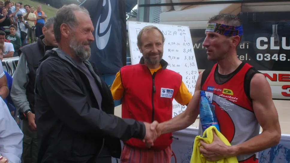 Mario Poletti stringe la mano a Renato Pasini, detentore del precedente record. Al centro, Paolo Valoti Mario Poletti stringe la mano a Renato Pasini, detentore del precedente record. Al centro, Paolo Valoti