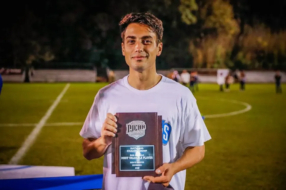 Il titolo di Mvp (miglior giocatore) conquistato mentre giocava per Iowa Western Reivers, nel campionato nazionale americano dei junior college Il titolo di Mvp (miglior giocatore) conquistato mentre giocava per Iowa Western Reivers, nel campionato nazionale americano dei junior college