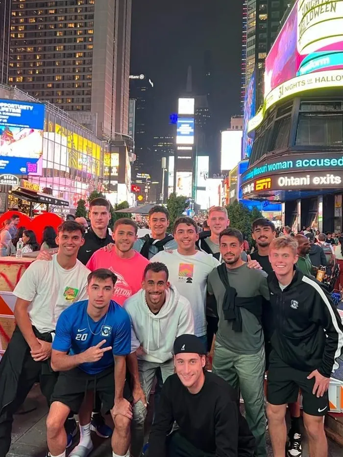 A Times Square con i compagni di squadra durante una trasferta dei Creighton Bluejays a New York