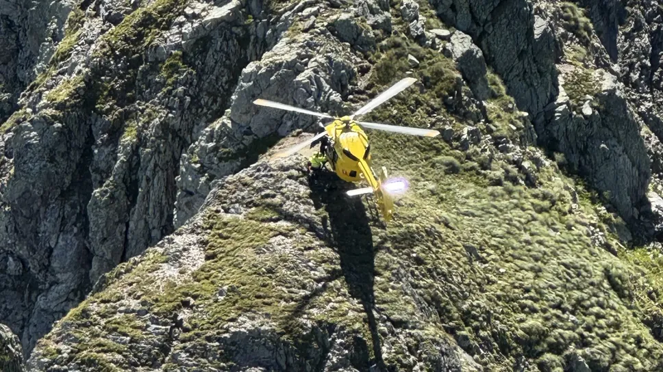 L’elicottero che ha soccorso una giovane escursionista caduta mentre affrontava la discesa dal Pizzo della Cigola in Alta Va Brembana