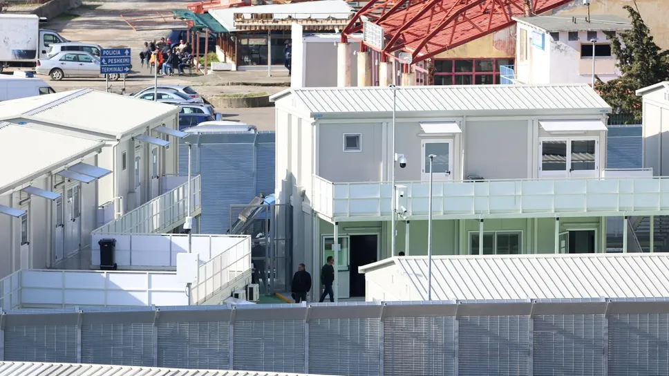 Il centro di detenzione per migranti a Shengjin, in Albania, voluto dal governo italiano Il centro di detenzione per migranti a Shengjin, in Albania, voluto dal governo italiano