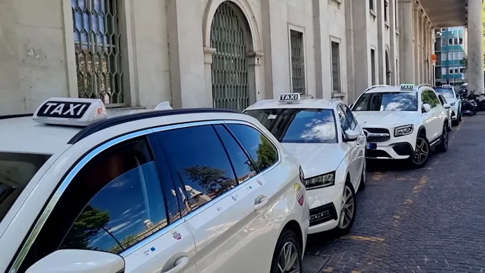 taxi a bergamo chieste pi249 licenze ma il lavoro 232 calato non ne servono altre